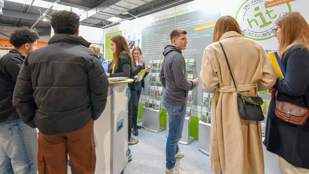 Foto: MLU / Markus Scholz Beratung am Messestand